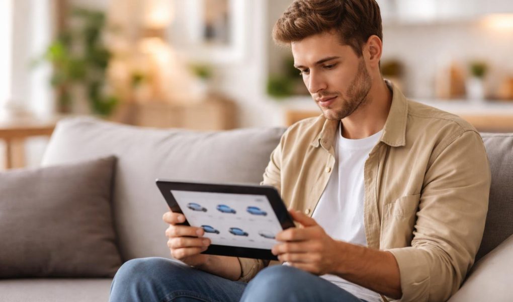 adulte-tablette-canape-pice-moderne