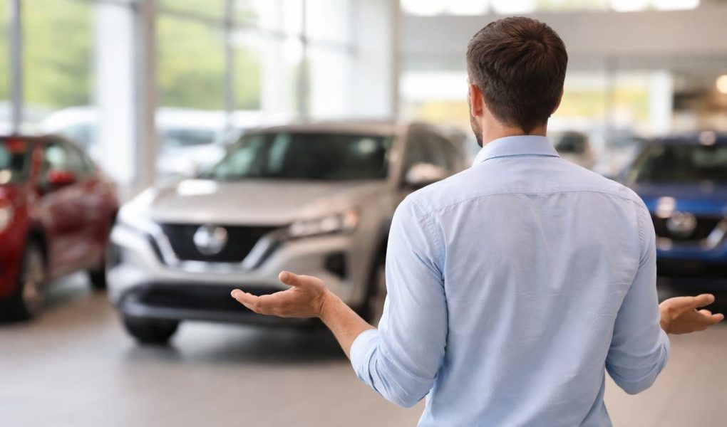 homme-concessionnaire-nissan-floues-voitures