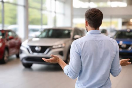 homme-concessionnaire-nissan-floues-voitures