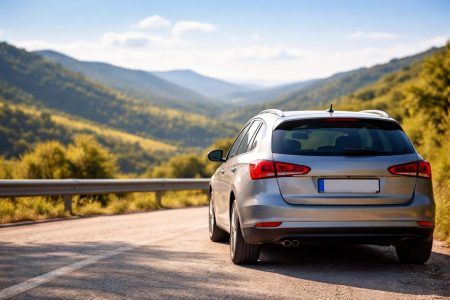 voiture-route-collines-ciel-bleu