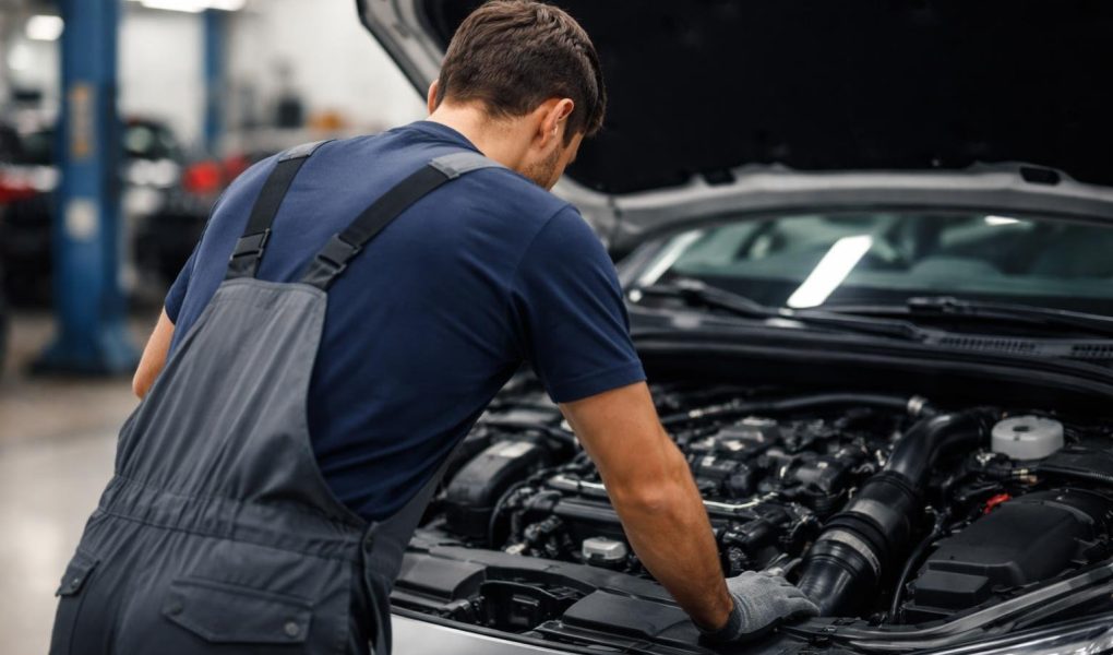 mecanicien-moteur-voiture-atelier