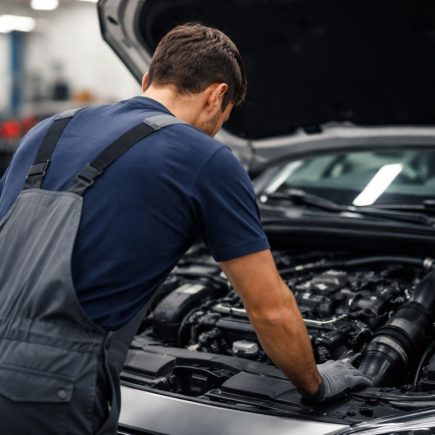 mecanicien-moteur-voiture-atelier