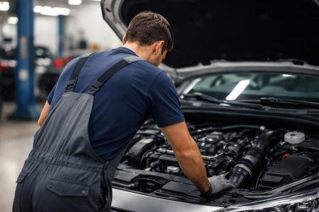 mecanicien-moteur-voiture-atelier