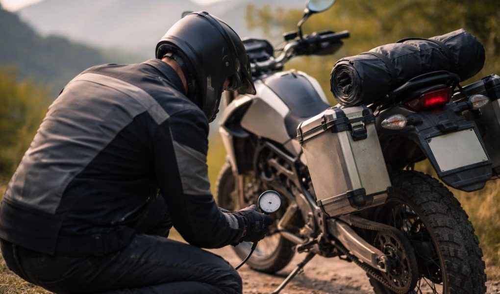 motard-moto-pneus-montagnes-nature