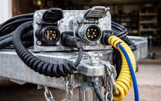 remorque-prises-electriques-cables-garage
