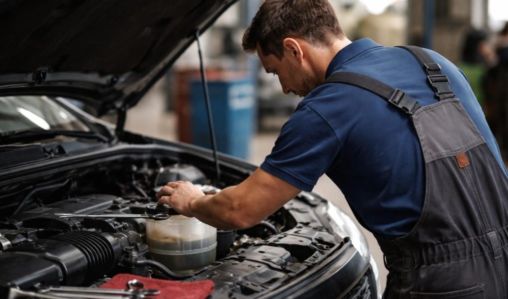 mecanicien-voiture-moteur-atelier