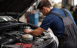mecanicien-voiture-moteur-atelier