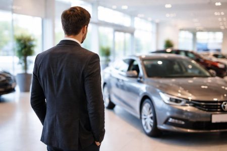 homme-voiture-showroom-concession-moderne